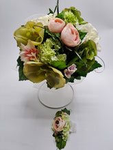 Charger l&#39;image dans la galerie, Peigne réalisé en fleurs et feuillages artificiels,  largeur 13cm sur 6cm, bouquet assorti en option..
