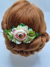 Charger l&#39;image dans la galerie, Peigne réalisé en fleurs et feuillages artificiels,  largeur 13cm sur 6cm, bouquet assorti en option..
