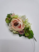 Charger l&#39;image dans la galerie, Peigne réalisé en fleurs et feuillages artificiels,  largeur 13cm sur 6cm, bouquet assorti en option..
