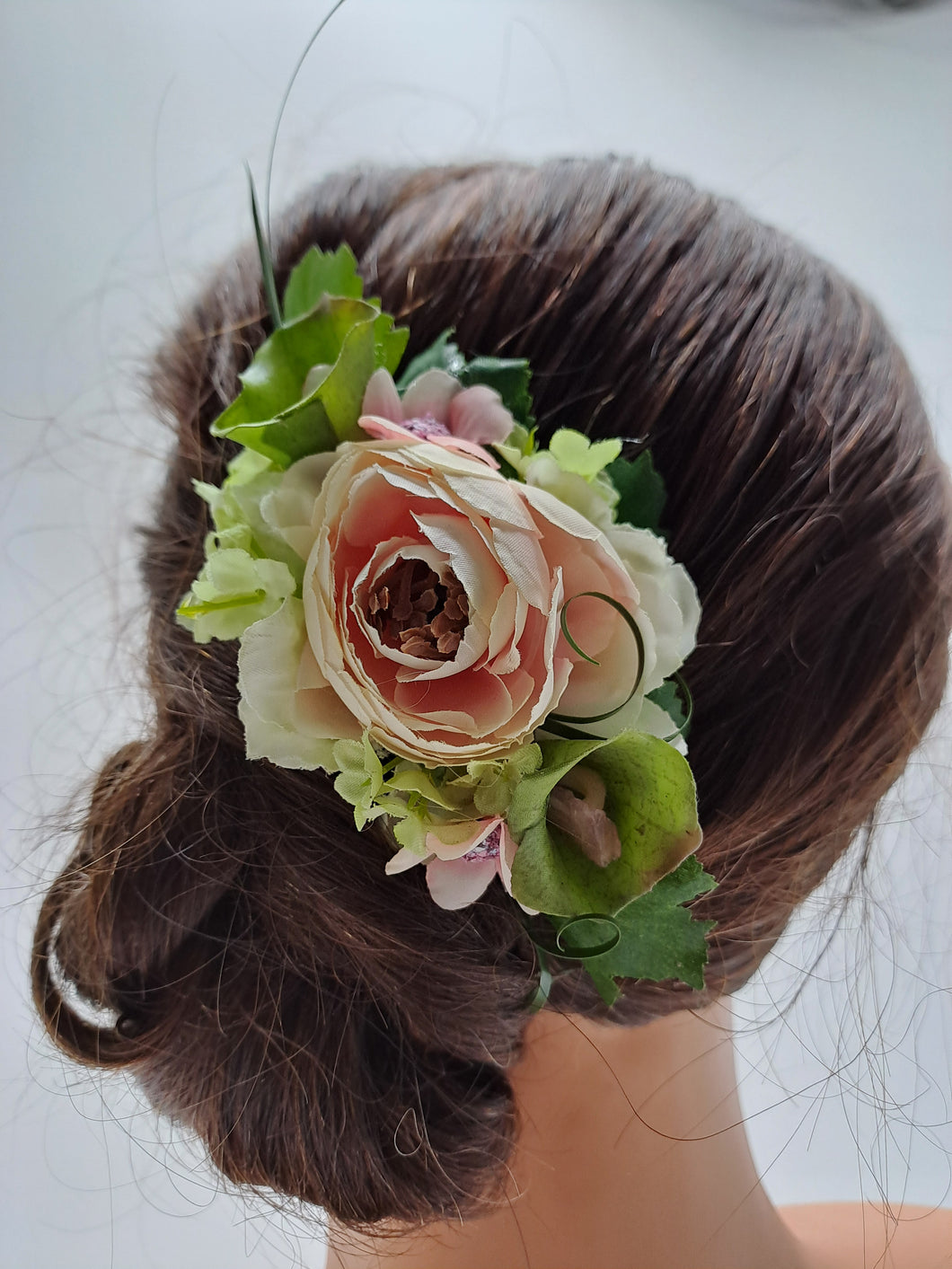 Peigne réalisé en fleurs et feuillages artificiels,  largeur 13cm sur 6cm, bouquet assorti en option..